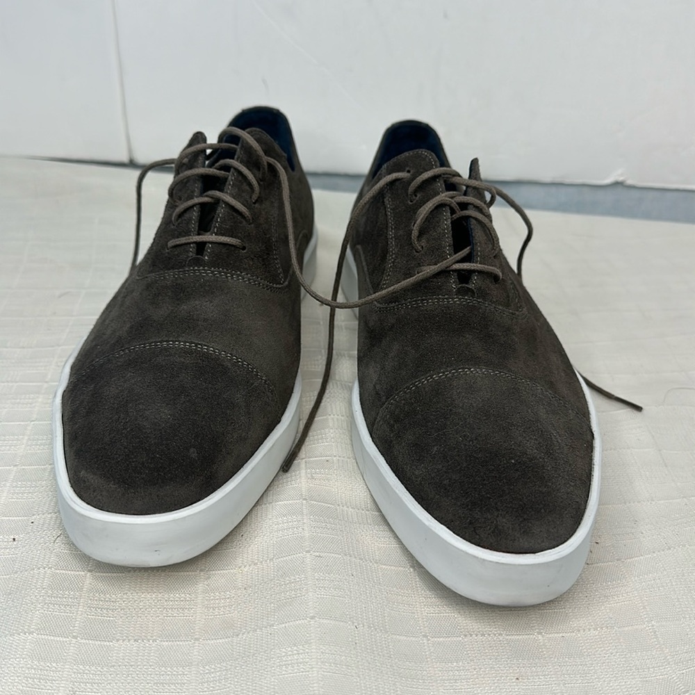Johnston & Murphy Collection  in Grey 
Bolivar Cap Toe